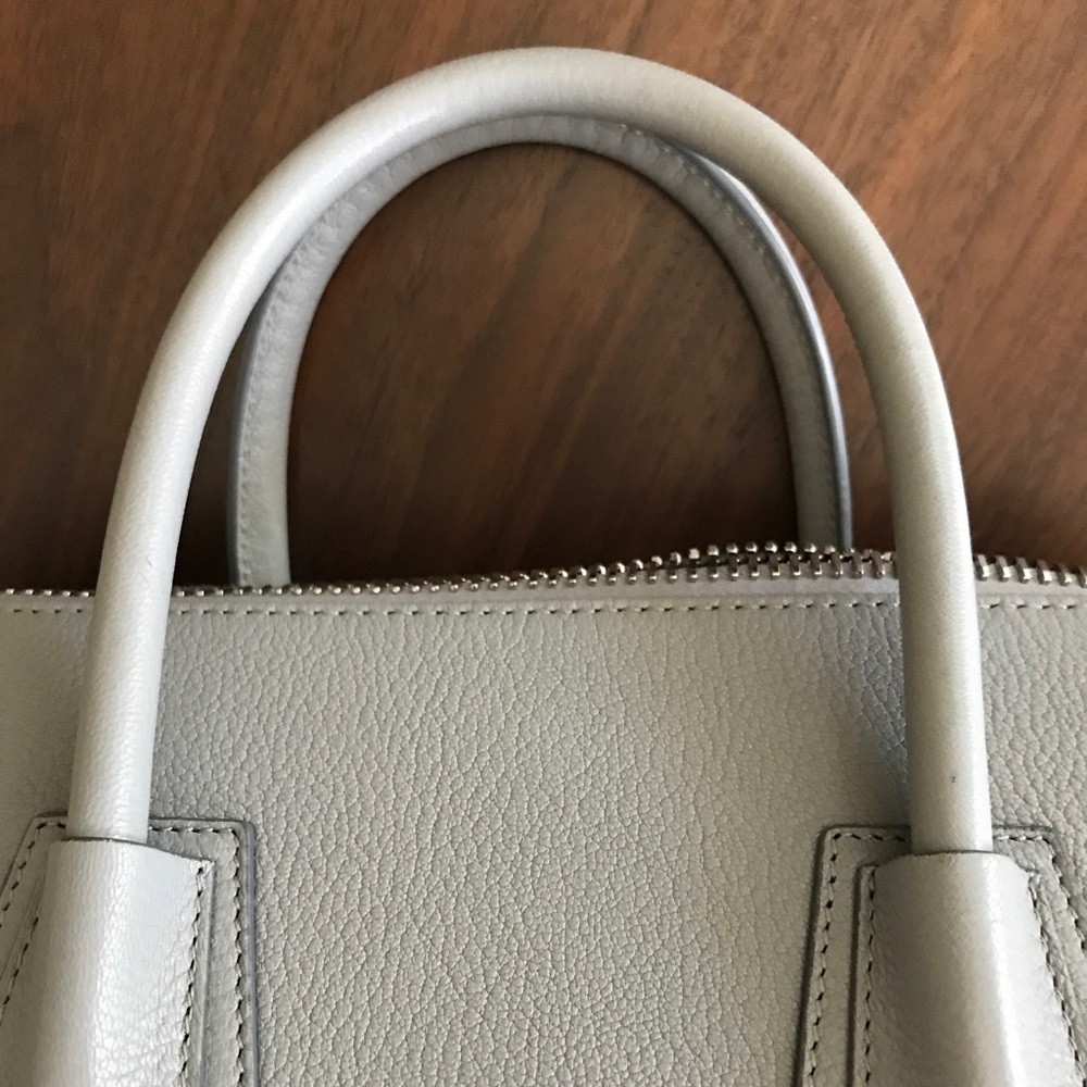 Givenchy Pearl Gray Medium Antigona bag. - Picture 3 of 5